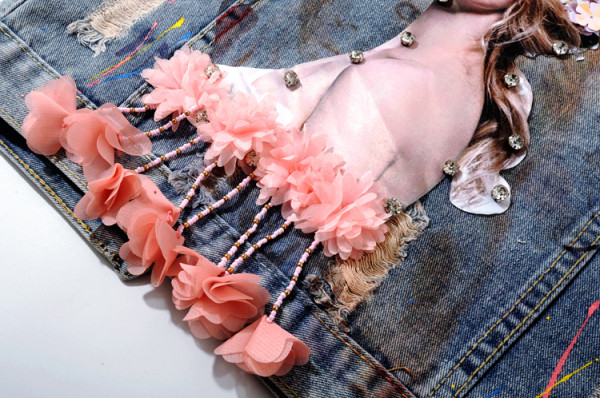 Κομψό γυναικείο γιλέκο με τζιν με απλικέ και τρισδιάστατο στοιχείο