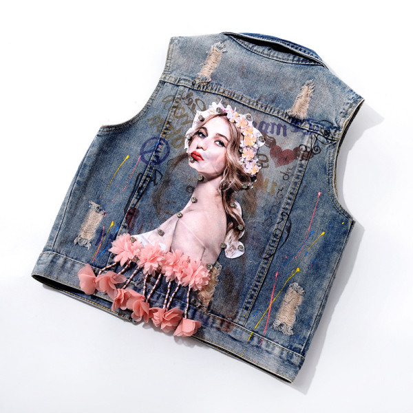 Κομψό γυναικείο γιλέκο με τζιν με απλικέ και τρισδιάστατο στοιχείο