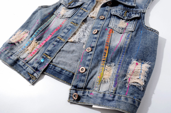 Μοντέρνο γυναικείο τζιν μπουφάν με επιγραφή και πέτρες