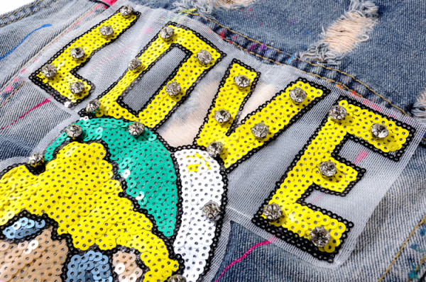 Μοντέρνο γυναικείο τζιν μπουφάν με επιγραφή και πέτρες