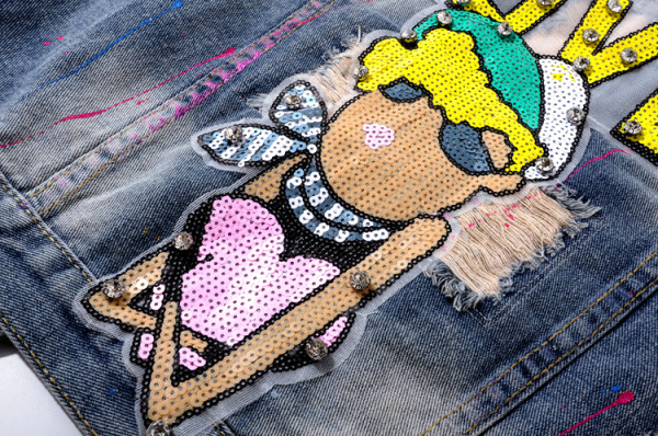 Μοντέρνο γυναικείο τζιν μπουφάν με επιγραφή και πέτρες