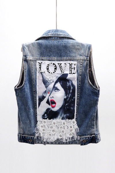 Κομψό γυναικείο τζιν κοντό γιλέκο με απλικέ και επιγραφή
