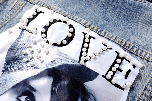 Κομψό γυναικείο τζιν κοντό γιλέκο με απλικέ και επιγραφή