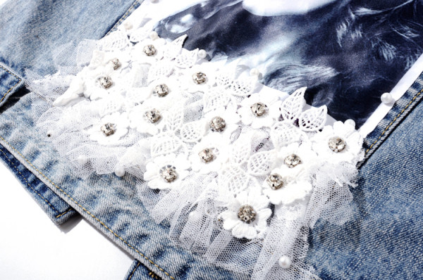 Κομψό γυναικείο τζιν κοντό γιλέκο με απλικέ και επιγραφή