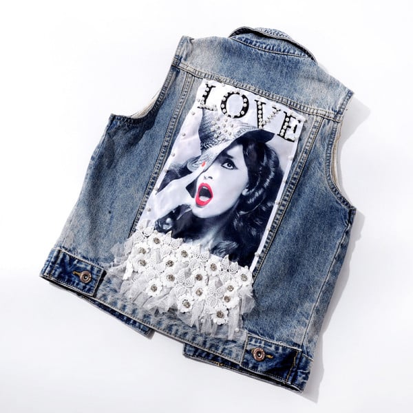 Κομψό γυναικείο τζιν κοντό γιλέκο με απλικέ και επιγραφή