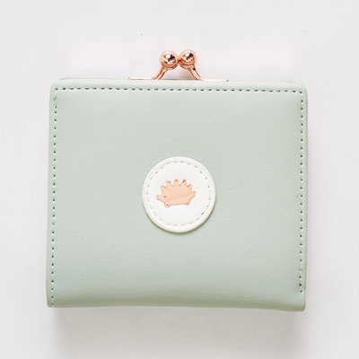 Γυναικείο πορτοφόλι με μεταλλική στερέωση σε τετράγωνο σχήμα