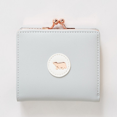 Γυναικείο πορτοφόλι με μεταλλική στερέωση σε τετράγωνο σχήμα