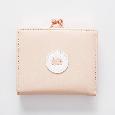 Γυναικείο πορτοφόλι με μεταλλική στερέωση σε τετράγωνο σχήμα