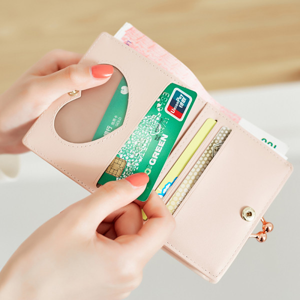 Γυναικείο πορτοφόλι με μεταλλική στερέωση σε τετράγωνο σχήμα