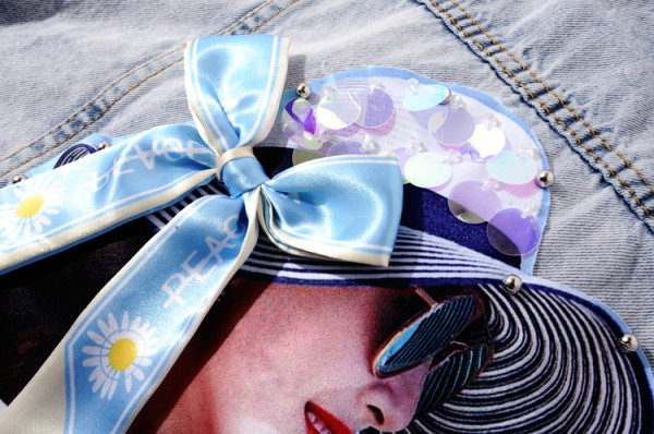 Κομψό γυναικείο γιλέκο με τζιν με απλικέ και τρισδιάστατο στοιχείο