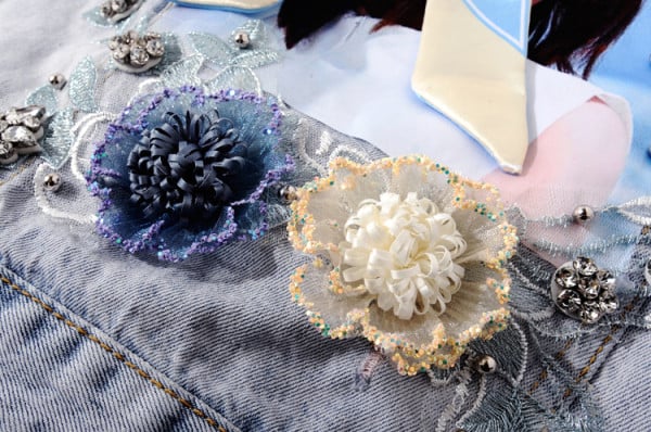 Κομψό γυναικείο γιλέκο με τζιν με απλικέ και τρισδιάστατο στοιχείο