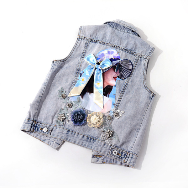 Κομψό γυναικείο γιλέκο με τζιν με απλικέ και τρισδιάστατο στοιχείο