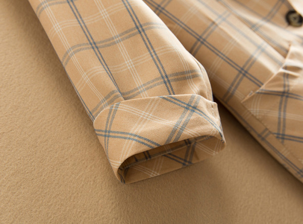 Rūtainas jakas modelis ar kabatām