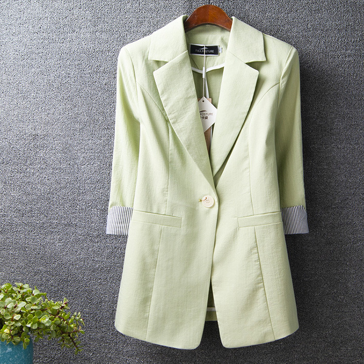 Hosszú illeszkedő kabát zsebekkel