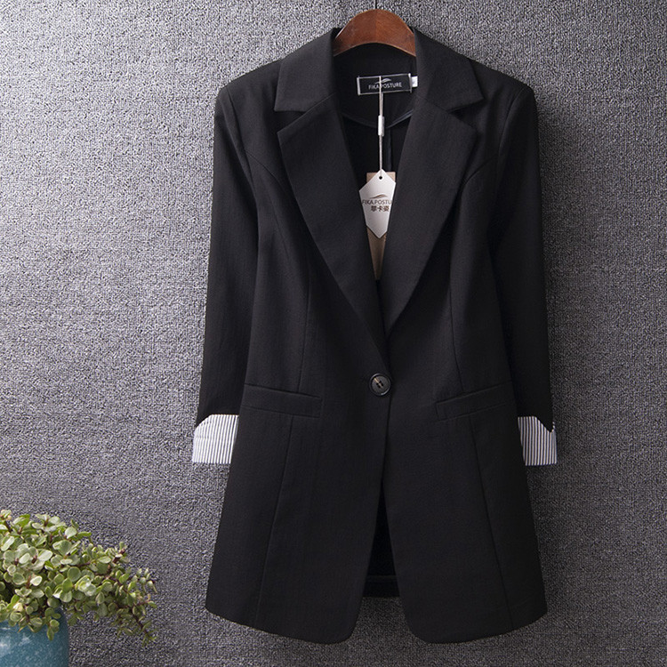 Hosszú illeszkedő kabát zsebekkel