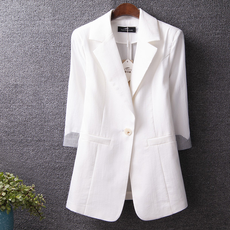 Hosszú illeszkedő kabát zsebekkel