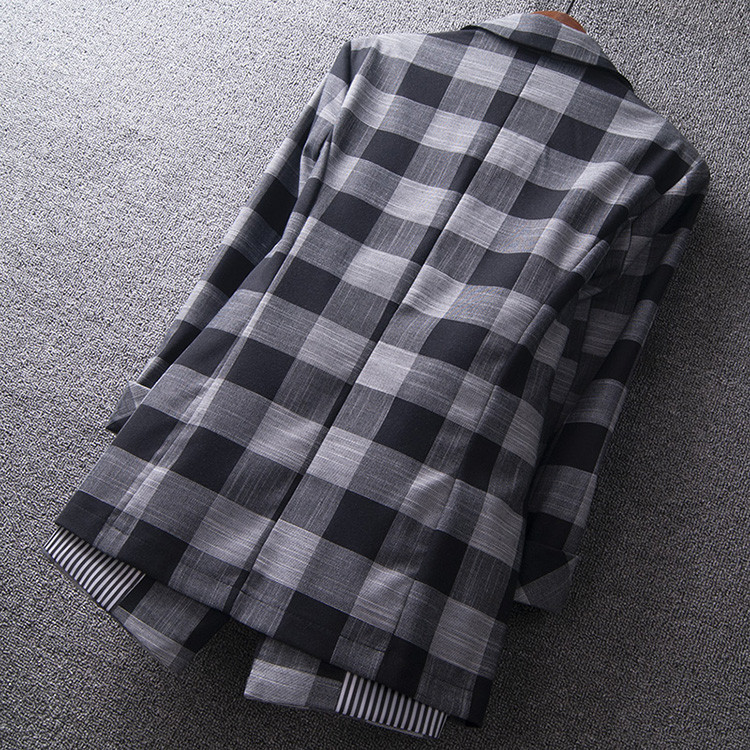 Naiste ruuduline taskutega jakk