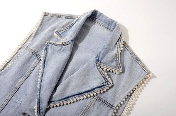 Modern női farmermellény gyöngyökkel és zsebekkel