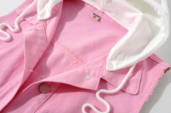 Vestă de damă, lejeră, scurtă din denim, cu glugă și broderie pe buzunare