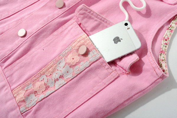 Vestă de damă, lejeră, scurtă din denim, cu glugă și broderie pe buzunare