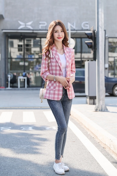 Sportlik ja elegantne taskutega naiste ruuduline jakk