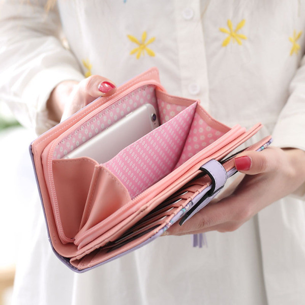 Naiste rahakott värvilise aplikatsiooni ja tutiga