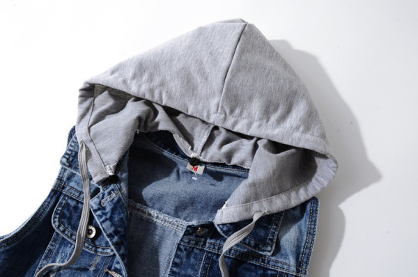 Juhuslik naiste teksavest kapuutsiga ja rebenenud motiividega