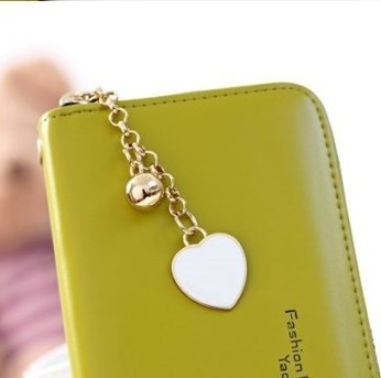 Öko bőrből készült női pénztárca felirattal és cipzárral