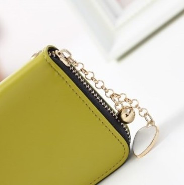 Öko bőrből készült női pénztárca felirattal és cipzárral