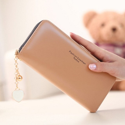 Öko bőrből készült női pénztárca felirattal és cipzárral