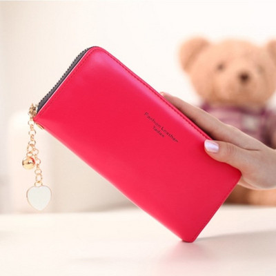 Öko bőrből készült női pénztárca felirattal és cipzárral