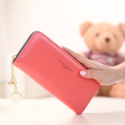 Öko bőrből készült női pénztárca felirattal és cipzárral