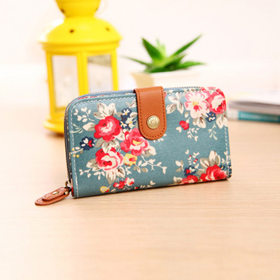 Γυναικείο πορτοφόλι με απλικέ χρώμα και μεταλλική στερέωση