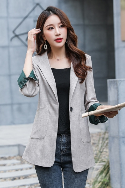 Pieguļoša jaka ar kabatām un 7/8 piedurknēm