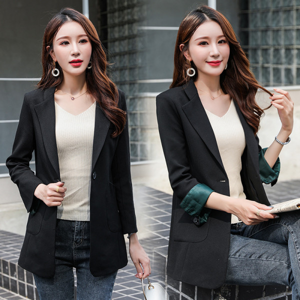 Pieguļoša jaka ar kabatām un 7/8 piedurknēm