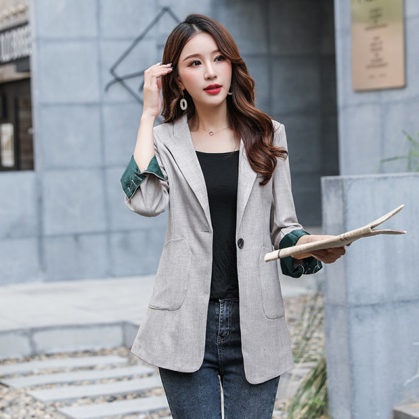 Pieguļoša jaka ar kabatām un 7/8 piedurknēm