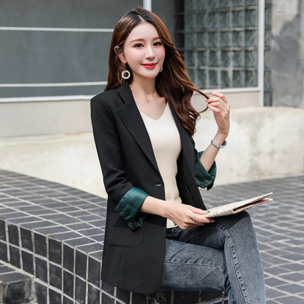 Pieguļoša jaka ar kabatām un 7/8 piedurknēm