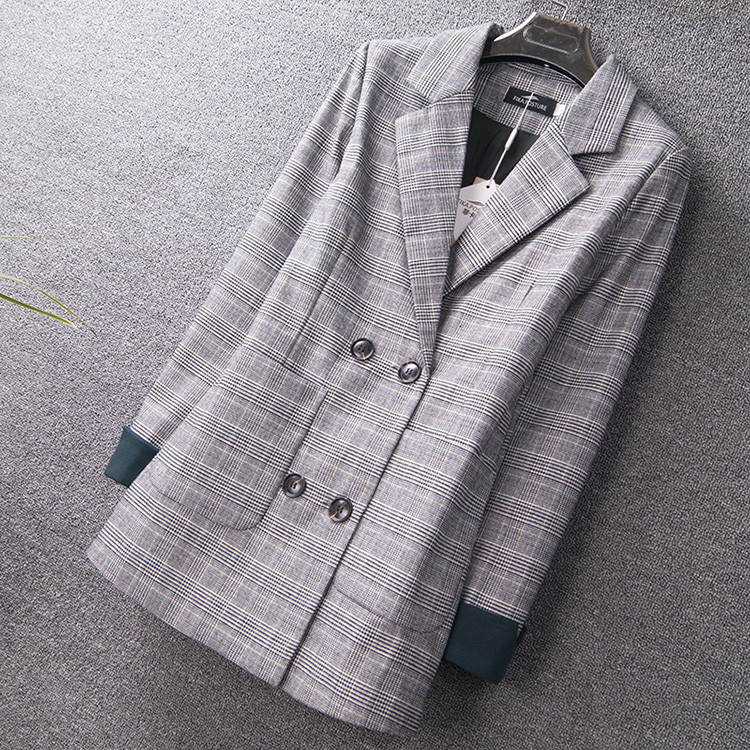 Jachetă lungă cu croială dreaptă și închidere la două piept