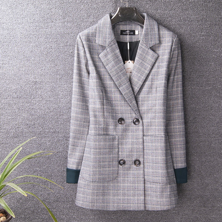 Jachetă lungă cu croială dreaptă și închidere la două piept