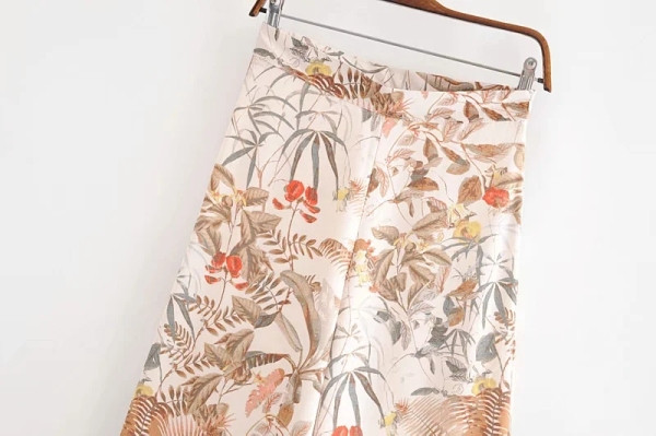 Modernas sieviešu bikses ar rakstu