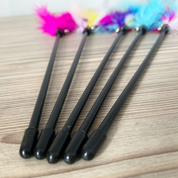 Kassi mänguasi sulgedega