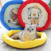 Spalvoto rašto miegmaišis tinka šunims ir katėms