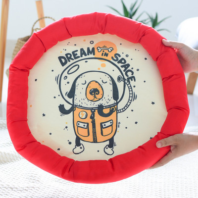 Spalvoto rašto miegmaišis tinka šunims ir katėms