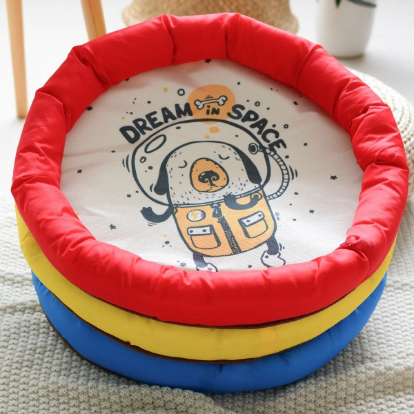 Spalvoto rašto miegmaišis tinka šunims ir katėms