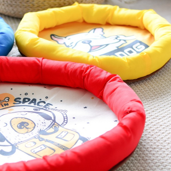 Spalvoto rašto miegmaišis tinka šunims ir katėms