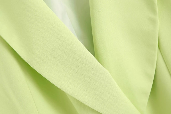 Elegantne spitsikaelusega ja pikkade varrukatega naiste jope