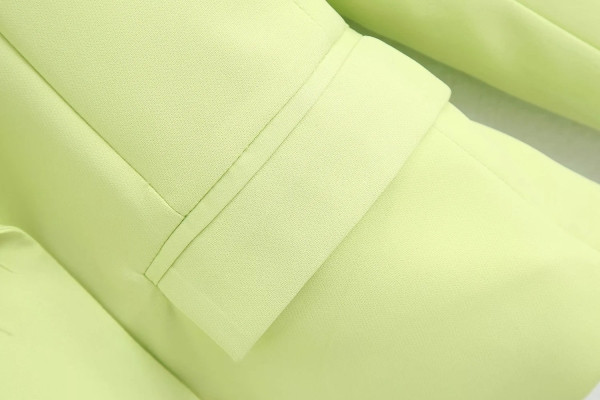 Elegantne spitsikaelusega ja pikkade varrukatega naiste jope