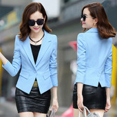 Lühike liibuv jope nööpide ja lõhikuga