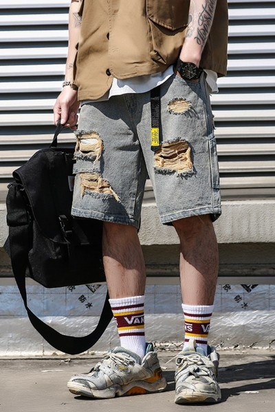 Fájdalmas alkalmi rövid farmernadrág szakadt gumival és zsebekkel