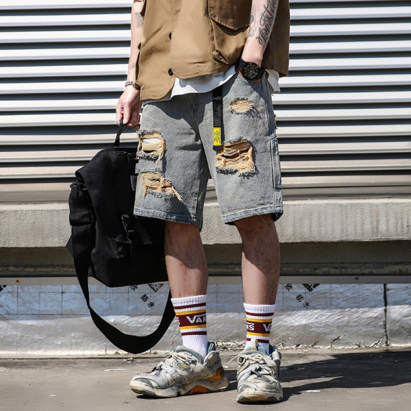 Fájdalmas alkalmi rövid farmernadrág szakadt gumival és zsebekkel